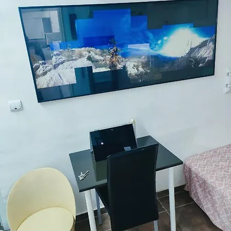 Nice Flat Within Walking Range To The Beach Apartment